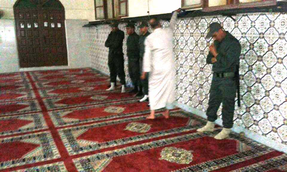 الأمن يخرج المعتكفين من المساجد ليلا..والمصلون يحتجون-فيديو