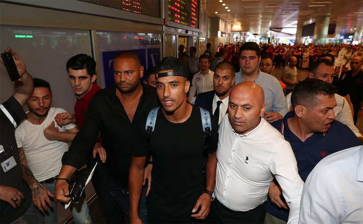استقبال جماهيري لنجم الأسود بتركيا -صور