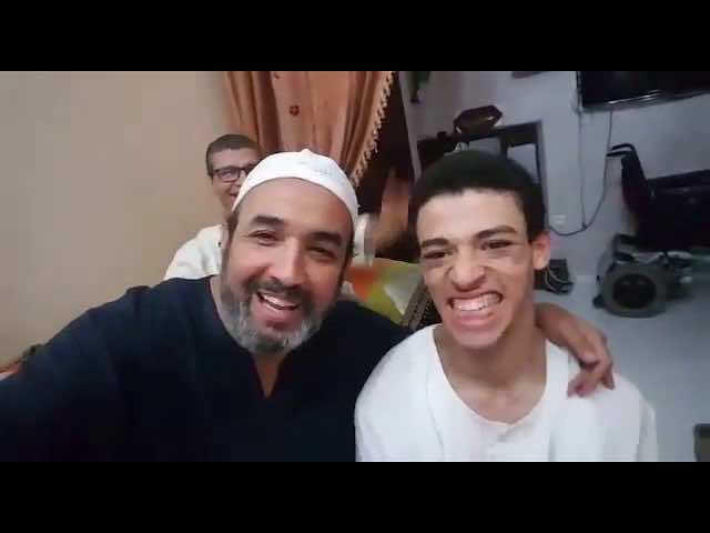 والدة محسن تروي قصة تغلبه على الاعاقة لانتزاع "الباك" بميزة شرف