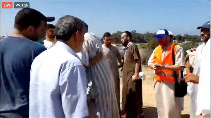 المرتضى بالمقبرة يتلقى التعازي في والده بعد الإفراج عنه -صور وفيديو