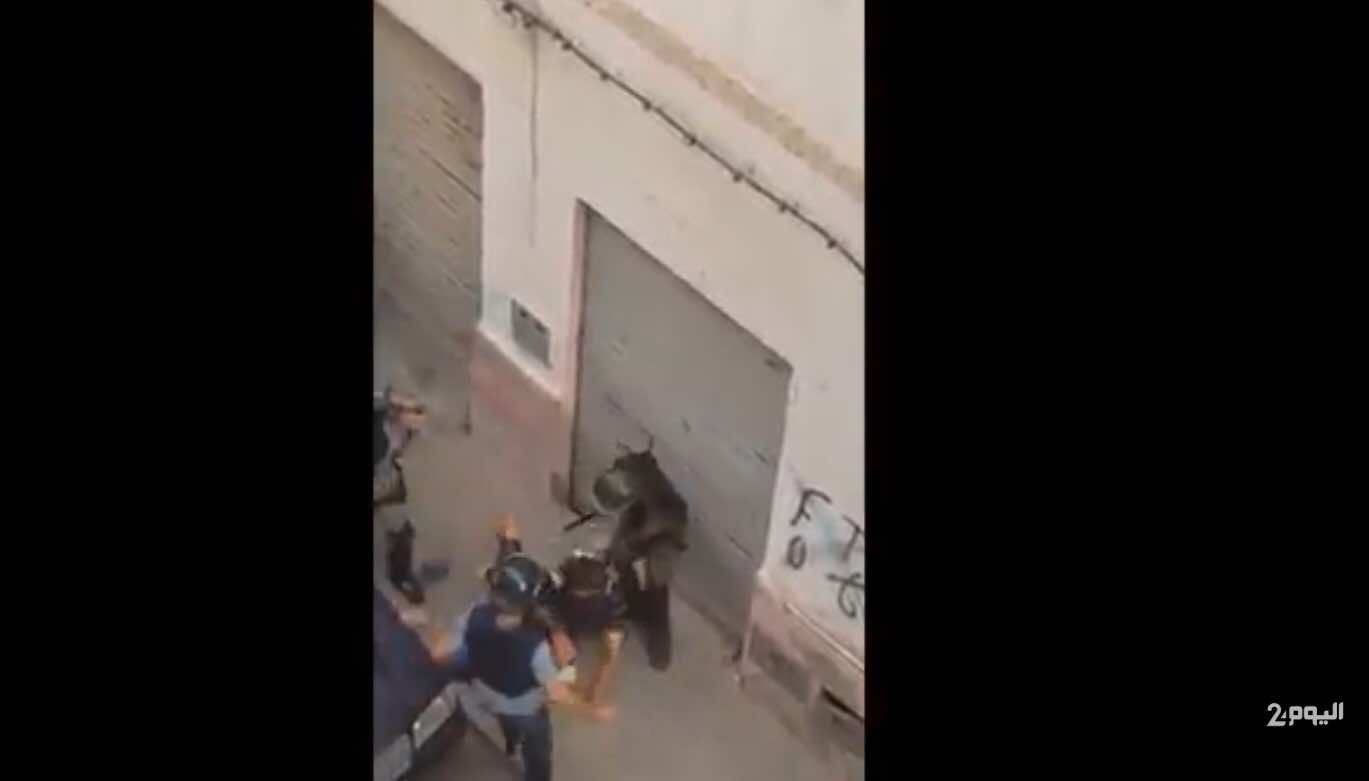 الأمن يدوس متظاهرين تحت الأقدام و"يركل" فتيات وينهال بالهراوات- فيديو مؤلم