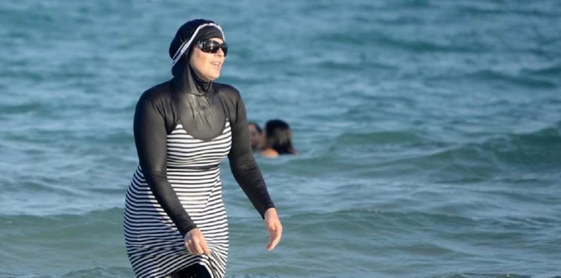 منتجع لبناني يمنع سيدة من السباحة بـ“البوركيني”