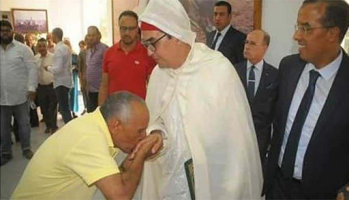 في يوم تنصيبه...عامل الجديدة يمد يده لمواطن لتقبيلها!- صورة