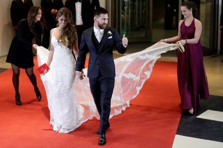 عكس باقي الأطفال...أبناء ميسي يحضرون زفاف والديهم!