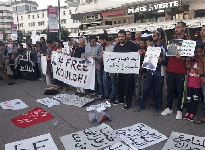 نشطاء يخرجون في وقفة مسائية تضامنا مع ضحايا "العيد الأسود" - صور