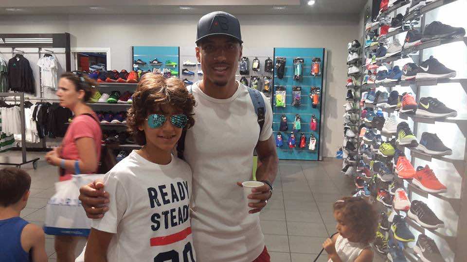 نجم المنتخب يقضي عطلته في ماريبا ويلتقي المدرب أوغني - صورة