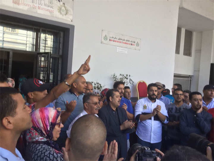 شباط يعتصم أمام مقر نقابته ويصرخ: اللهم اهلك من طغى وتجبر علينا- فيديو