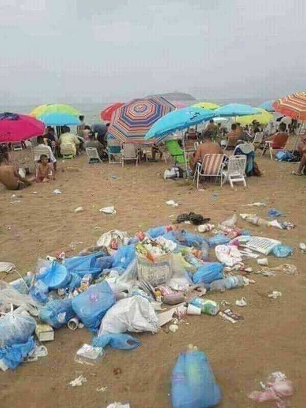 بالصور.. المكتبات الشاطئية في أوربا..والأزبال تغزو شواطئ المغرب!
