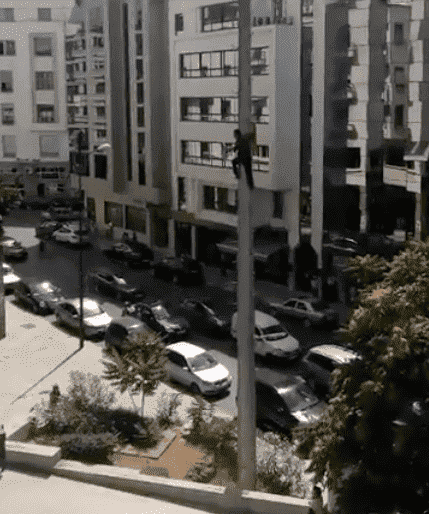 عاجل..شاب بالرباط يتسلق عمود كهرباء محاولا الانتحار على طريقة "مي عايشة"-فيديو