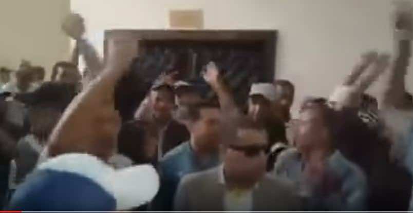 فْراشة" يحتلون مكتب رئيس الجماعة ويهددون بالانتحار - فيديو