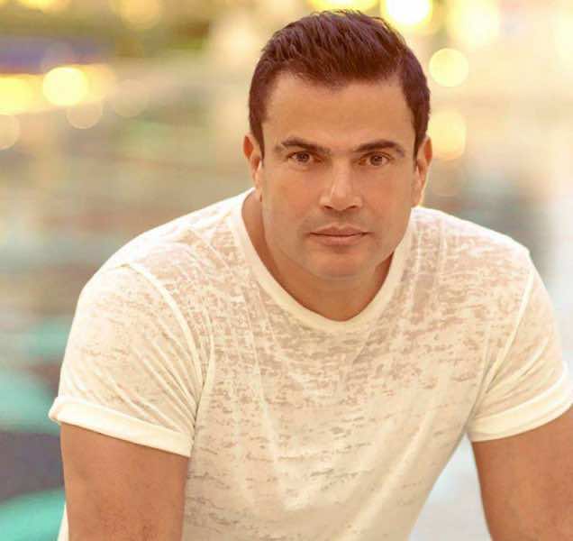 مسؤول إسرائيلي يضع عمرو دياب في موقف محرج