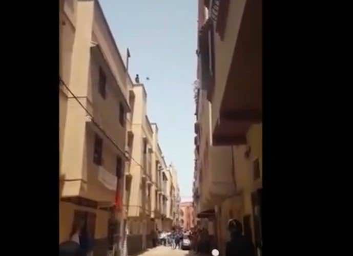 قاصر يهاجم الشرطة والسلطات المحلية بالحجارة والزجاج بسلا- الفيديو