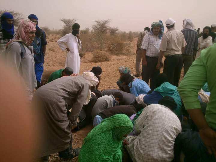 سقوط "نيزك" يخرج سكان طاطا بحثا عن الثروة - فيديو وصور