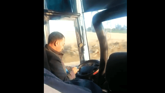 سائق حافلة "متهور" يقود الركاب نحو الجحيم.."السياقة والشات"!- فيديو