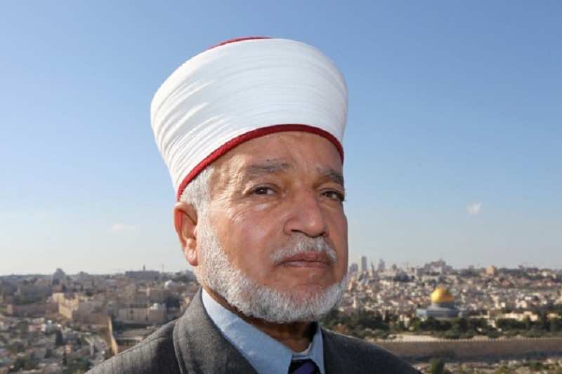 قوات الاحتلال الاسرائيلي تعتقل المفتي العام للقدس بعد الاعتداء عليه