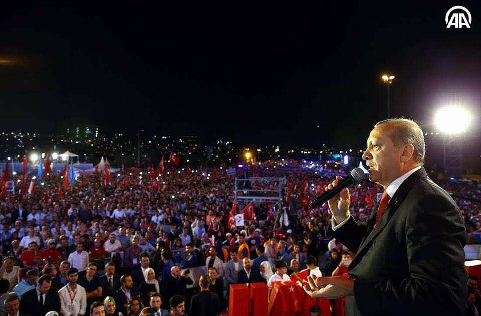 أردوغان: قدمنا ليلة الانقلاب 250 شهيدًا وكسبنا مستقبل البلاد - صور