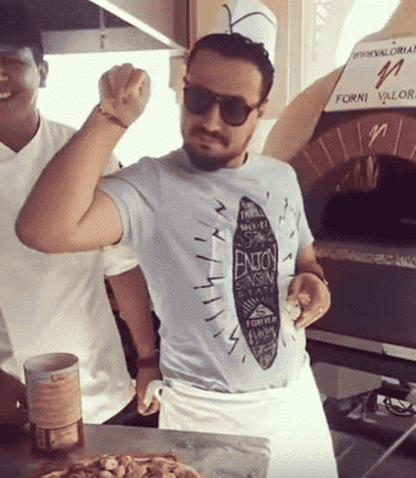 رشيد العلالي يقلد الطباخ التركي في طريقة رشه للملح - فيديو