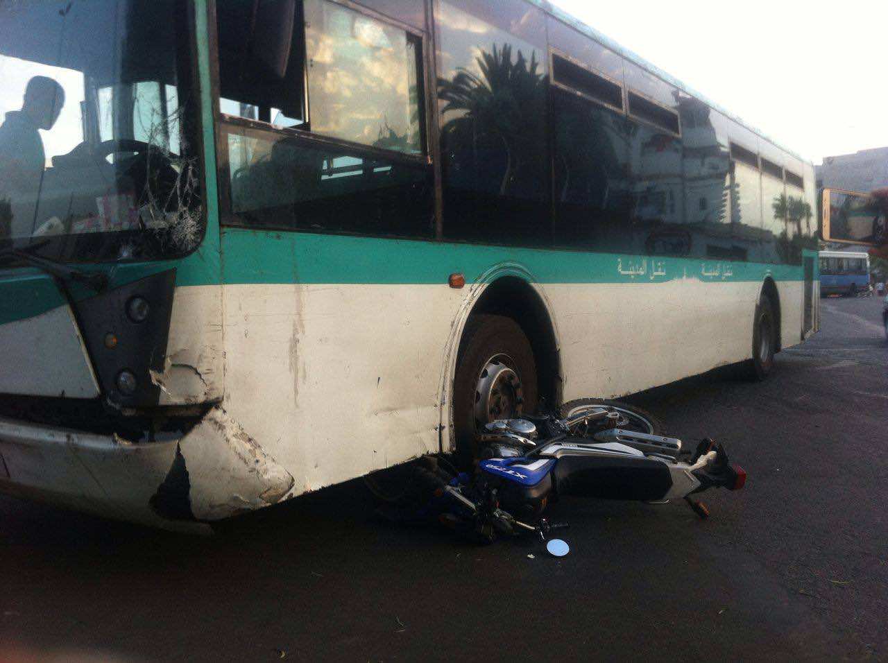 مطاردة "بزناس" بالبيضاء تنتهي باصطدام شرطي مع "طوبيس"-صور