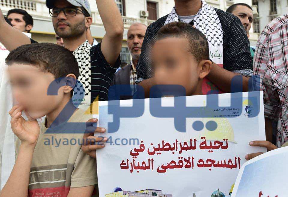 طفل يتضامن مع الفلسطنيين ونجمة "سادسية" مرسومة على رأسه