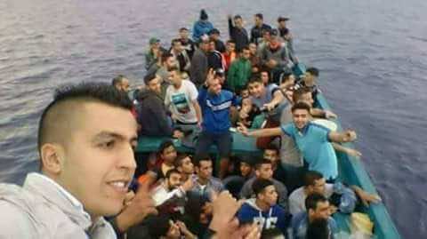 نشطاء من حراك الريف يتحدون المنع ويصلون إلى الحسيمة عبر البحر!! - صورة