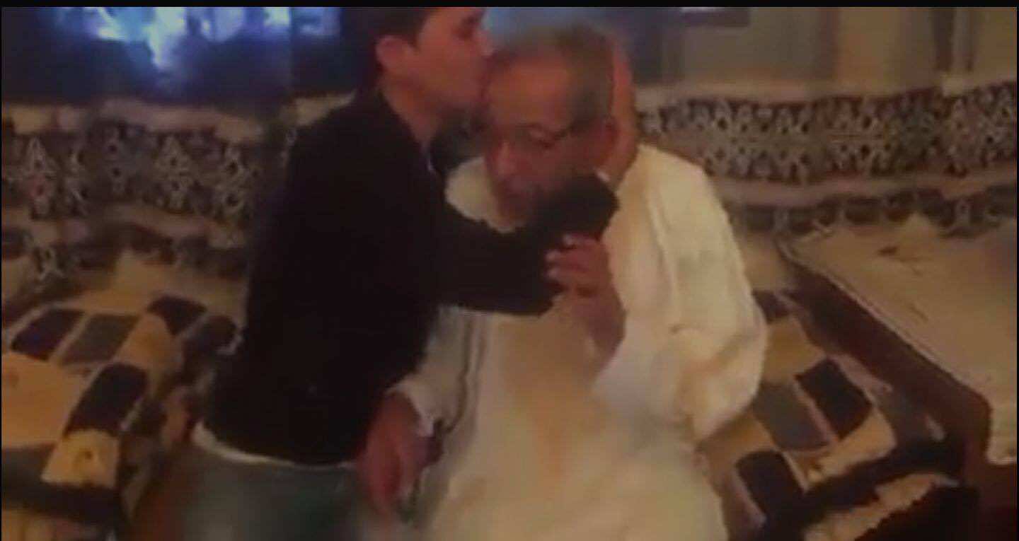 غضب فايسبوكي يدفع "مسخوط والديه" لطلب الاعتذار والمغفرة- فيديو