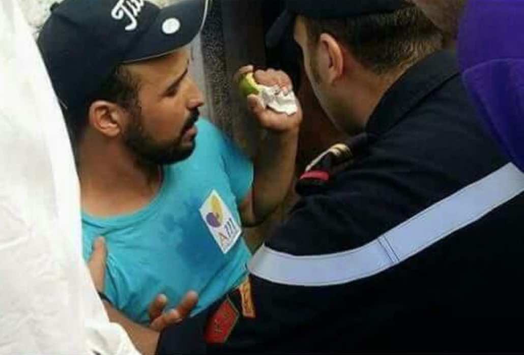 مسيرة الحسيمة..إغماءات بسبب الغازات والمتظاهرون يواجهونها بالبصل!