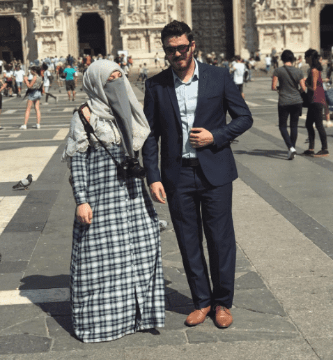 فايسبوكيون ينتقدون لباس زوجة المقرئ رياض.. ويرد: ماسوق حتى واحد!