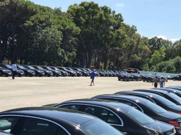 بالصور.. مئات السيارات الفاخرة في انتظار ملك السعودية بطنجة