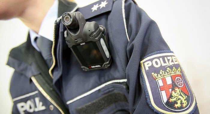 رفض شرطي مسلم مصافحة زميلته يثير موجة من الجدل