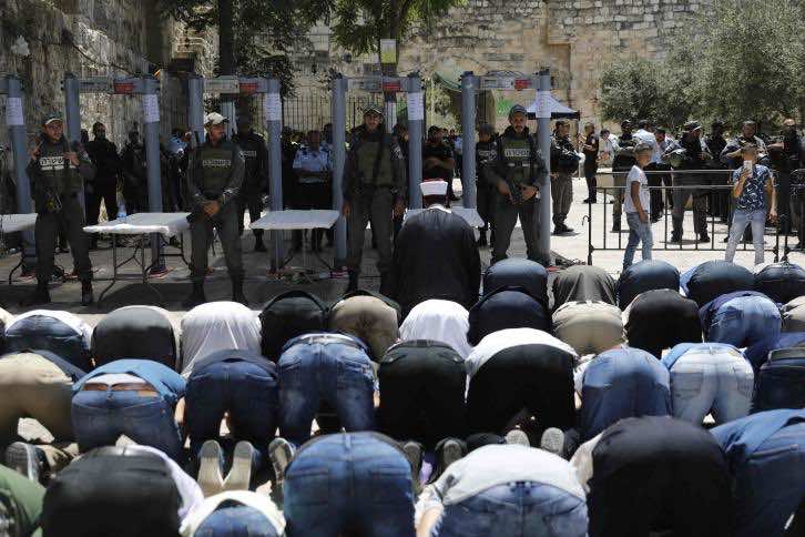 صمود الفلسطينيين ينتصر.. الاحتلال يزيل مزيدا من التجهيزات الأمنية في محيط الأقصى