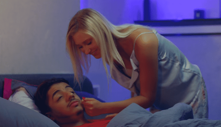 إيهاب أمير يروج لجديده "وحدة وحدة عليا" مع فتاة شقراء - فيديو