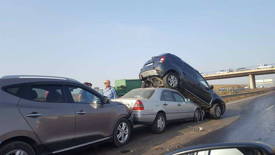 إصابات وخسائر في حادث اصطدام 7 سيارات ب"اوطوروت" البيضاء- صور