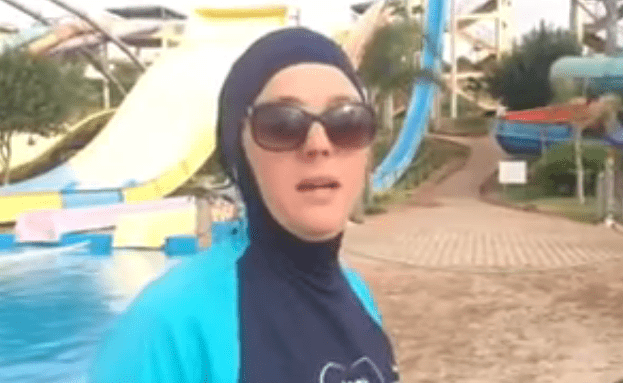 قصة أمريكية مُنعت من السباحة في البيضاء بسبب "البوركيني"- فيديو