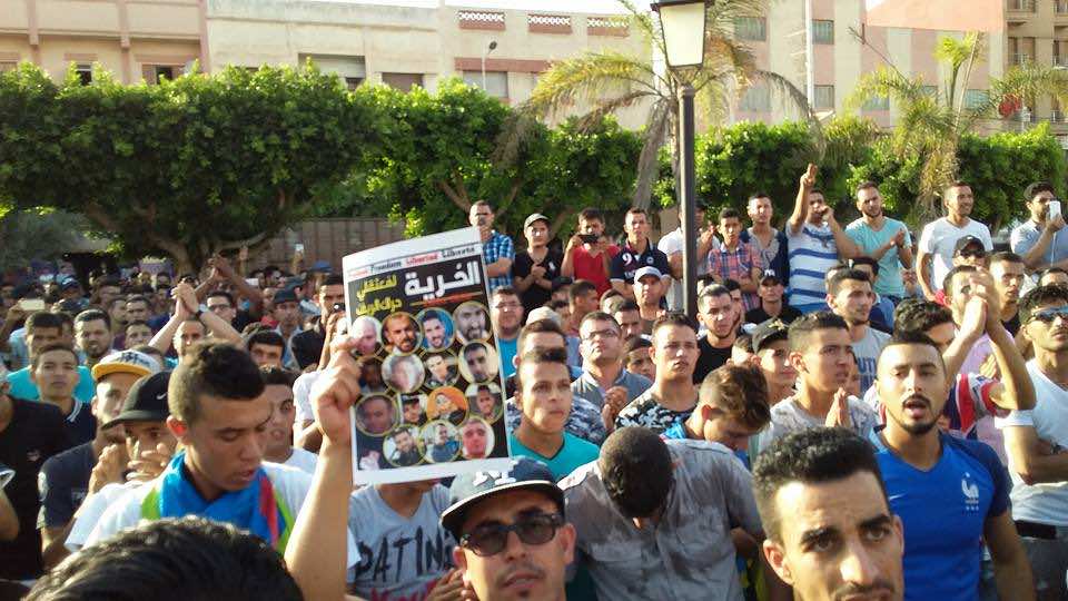 بحضور عائلة الزفزافي.. مسيرة بشوارع العروي للمطالبة بسراح معتقلي الريف - صور