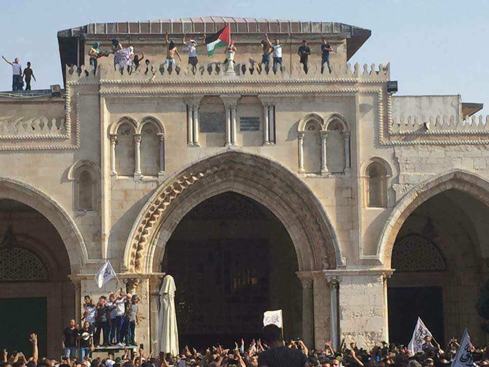 أكثر من 10 آلاف مصل يؤدون صلاة الجمعة في الأقصى وشوارع القدس