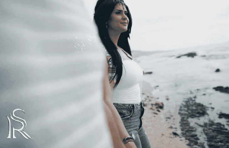 سلمى رشيد تتلقى هدية مميزة.. ميكروفون مرصع بالذهب والماس-فيديو