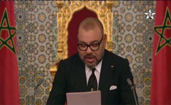 الملك: الموظفون العموميون غير أكفاء ولا يهمهم غير الأجر..والسياسيون يختبئون ورائي!
