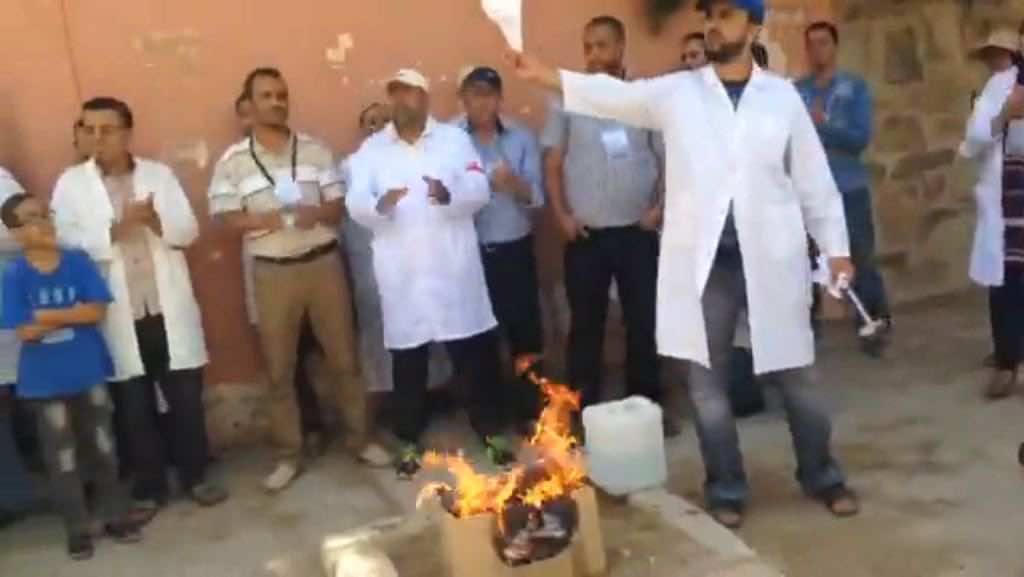 أساتذة يحرقون طلبات انتقالاتهم أمام مديرية حصاد