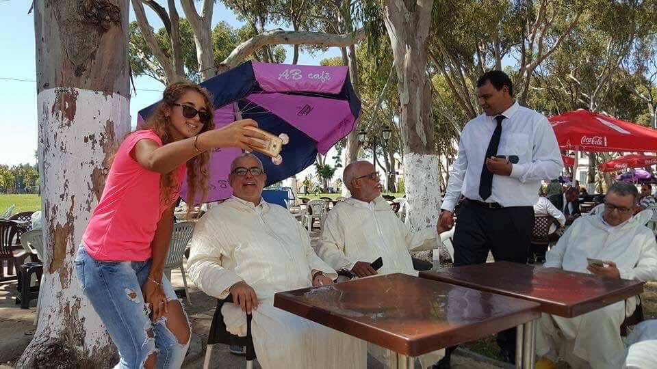 ابن كيران في حضرة الملك..ويلتقط صورا مع المواطنين- فيديو