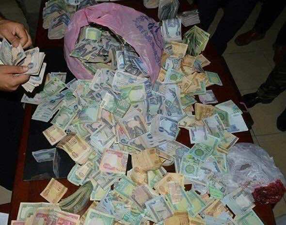 بعد وفاتها..العثور على ملايين وذهب لدى مسنة جنتها من التسول!