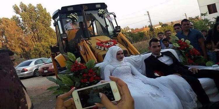 زفـاف عـروسـيـن على متن جرافة! - صور