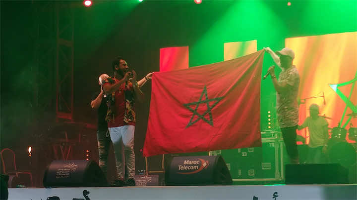 الفناير تشعل الأجواء في المضيق  - صور