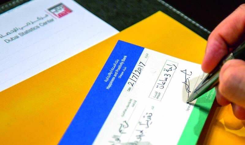 دولة عربية تمنح المتفانين في أعمالهم "شيكات للسعادة".. تسمح لهم بالتأخر عن الدوام!