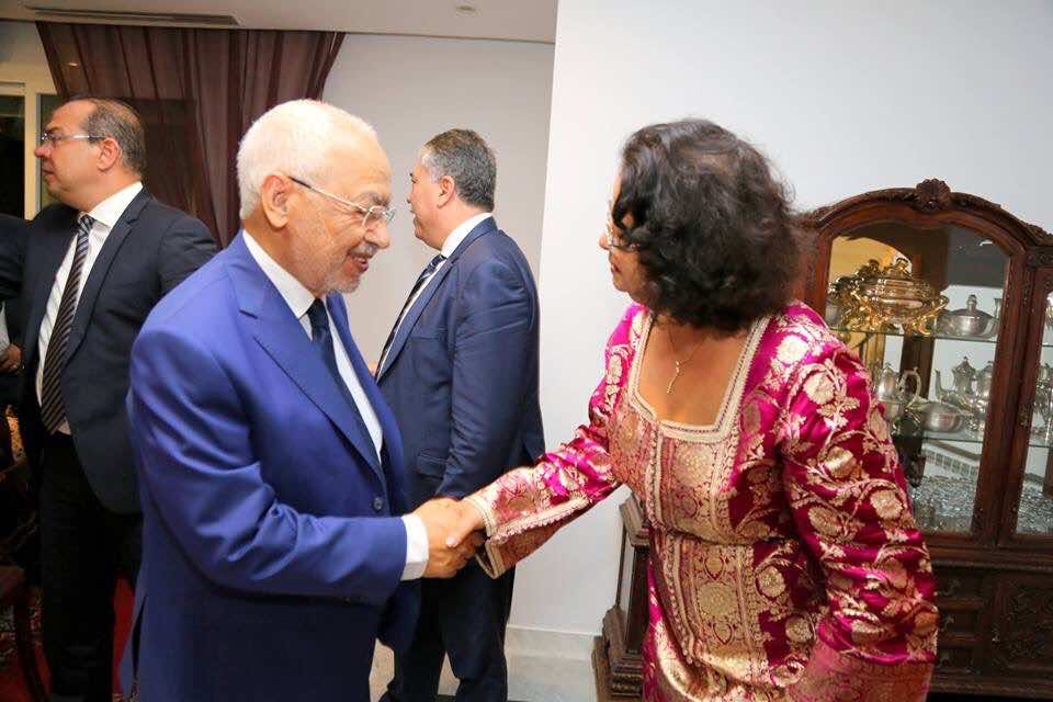 عيد العرش المغربي يلبس الغنوشي ربطة عنق لأول مرة في حياته!