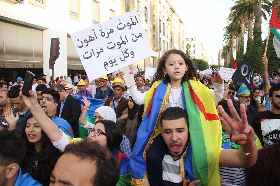 مرة أخرى..معتقلو الريف يخرجون متظاهرين في الرباط ضد "الحكرة"