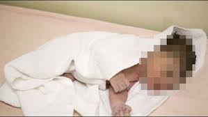 أم تخنق طفلتيها حتى الموت لسبب غريب