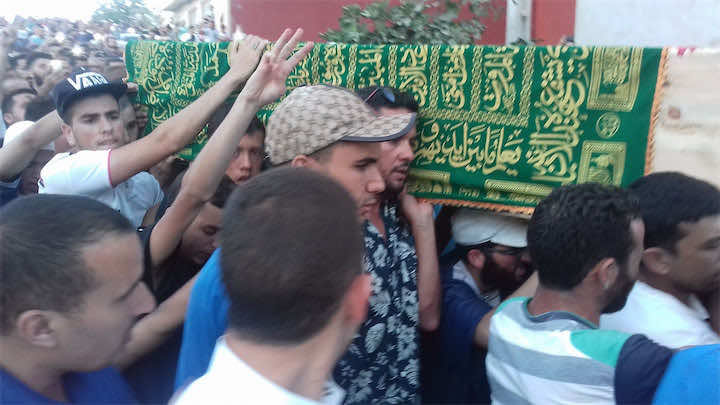 الآلاف يشيعون جثمان الناشط العتابي وشعارات قوية ضد الدولة والأمن - فيديو