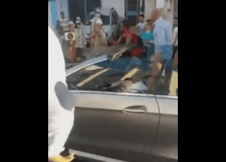 الملك يتجول بسيارته المكشوفة في مارتيل وسط هتافات المواطنين  -فيديو