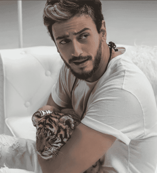 رفيقة لمجرد "لورا" تعلق على جديده..فهل هي المقصودة من كلامه؟- صورة