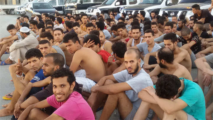 خلية حكومية لترحيل عشرات المهاجرين المغاربة المحتجزين بليبيا 